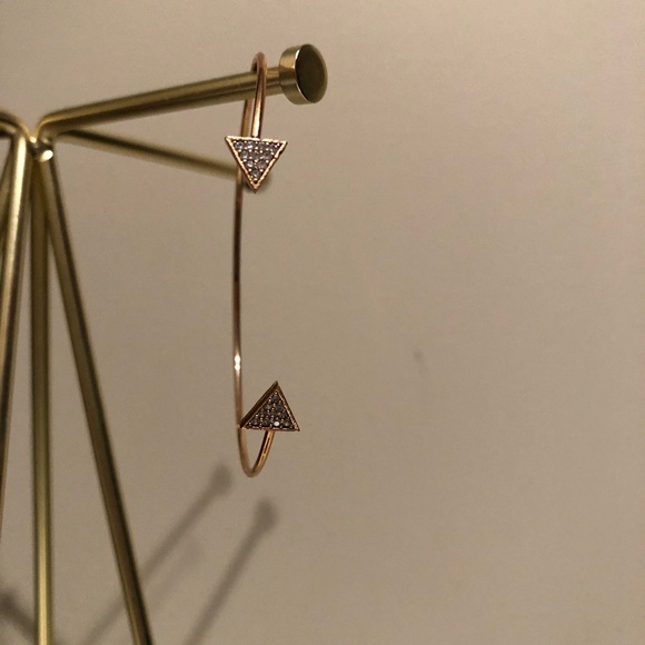 Beautiful Gold Arrow Bracelet - Picture 3 of 4